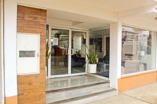 a pivot door of a building with a wooden wall at HOTEL VILLA MARGARITAS in Villahermosa
