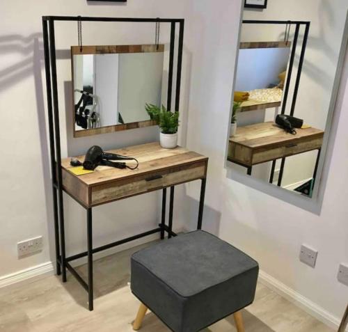 a table with a mirror and a stool in a room at Rye- Tillingham Rye - LOCATION LOCATION LOCATION! in Rye