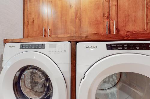 a washing machine and a dryer in a room at JG Farm Lake Retreat in Joseph