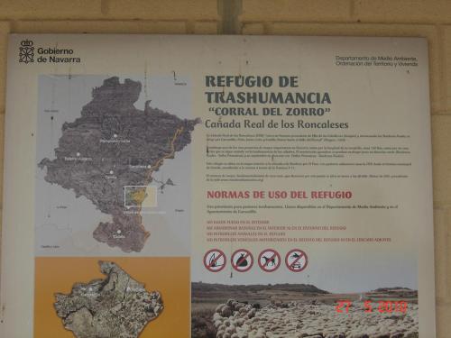 a sign on a wall with a map at EL PINAR DE BARDENA in Carcastillo