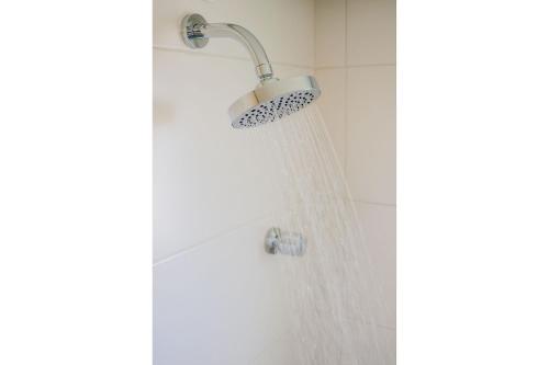 南卡希亞斯的住宿－Wynn Residencial - 1002，淋浴头和淋浴帘