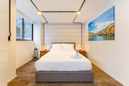 um quarto com uma cama e um quadro na parede em Condesa comfort by VH lofts & apartments em Cidade do México
