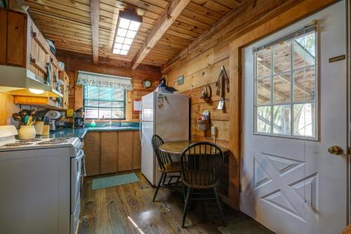 Η κουζίνα ή μικρή κουζίνα στο Cobb Creek Cabins