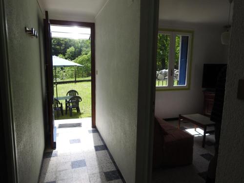une porte ouverte donnant sur une chambre avec vue sur la cour. dans l'établissement Appartement T1 meublé haut vallespir le Tech, à Le Tech