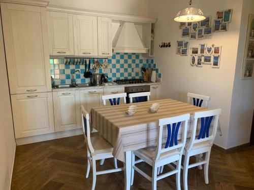 Kuchyň nebo kuchyňský kout v ubytování Casa bouganville Vignola Mare