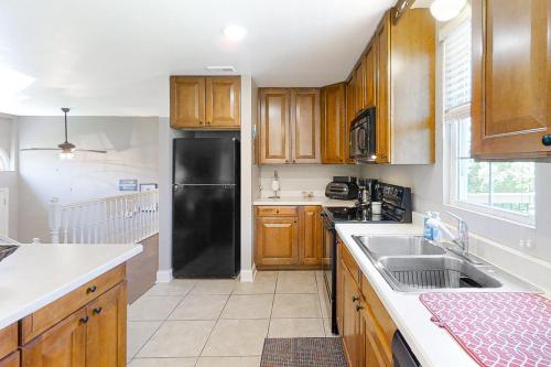 Una cocina o zona de cocina en Camp Rampe Lakefront Cabin