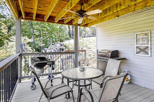 Un balcón o terraza de Camp Rampe Lakefront Cabin