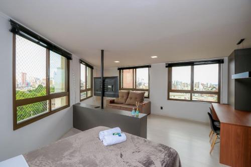 南卡希亞斯的住宿－Paseo Del Molino - 703，一间卧室配有一张床、一张沙发和窗户。