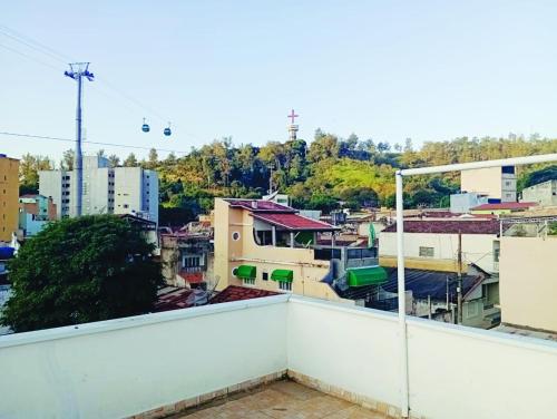 uma vista para a cidade a partir de uma varanda em Pousada Jesus Misericordioso em Aparecida