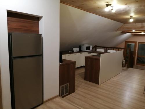 een keuken met een koelkast en een aanrecht bij Prázdninový byt Lýdia in Lopej