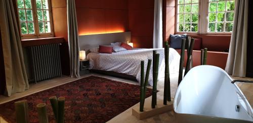 Säng eller sängar i ett rum på Moulin de l'Enéa, XVIIème, vue rivière et sur beau parc aboré 2,2 hectares.