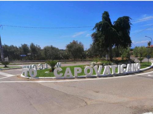 a sign for a parking lot with the words caragonatin at Villettemire in Capo Vaticano