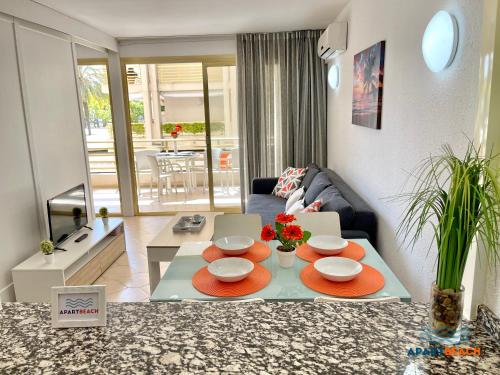 een woonkamer met een bank en een tafel bij APARTBEACH NOVELTY CLIMATIZADO y VISTAS PLAYA in Salou