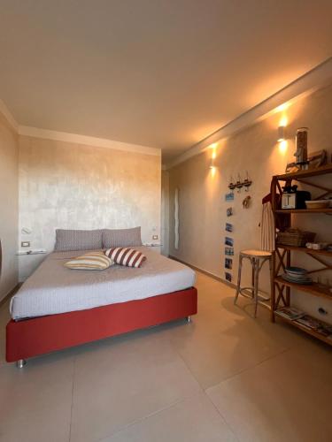 1 dormitorio con 1 cama en una habitación en Collimare Rooms & Sailing near 5 Terre, en Vezzano Ligure