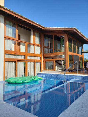 uma piscina em frente a um edifício em Belíssima Casa Ilha de Boipeba na Ilha de Boipeba