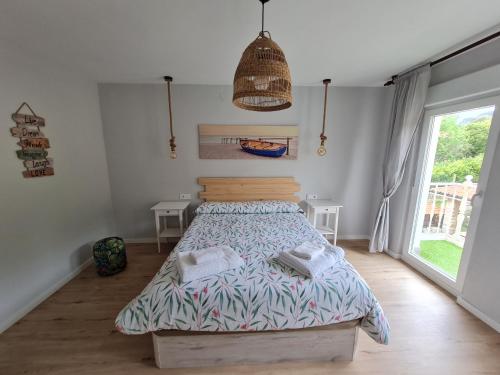 um quarto com uma cama com duas toalhas em Apartamento frente a la playa con vistas al mar en Barro, Llanes em Barro