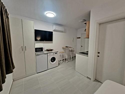 uma cozinha com máquina de lavar e secar roupa num quarto em Cardón Jandía 2B em Morro del Jable