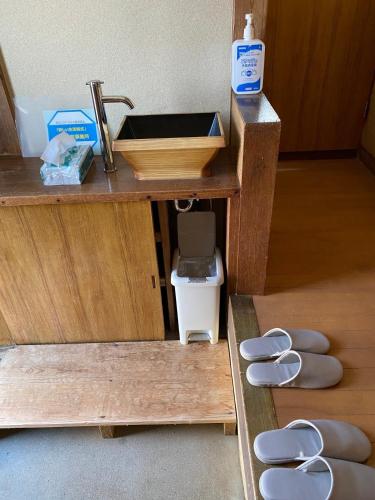 un bagno con lavandino e alcuni asciugamani su una mensola di Tsurusaki - Vacation STAY 10691 a Minamisouma