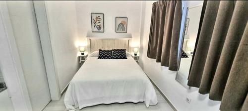 um quarto com uma cama num quarto com um espelho em Cardón Jandía 2B em Morro del Jable