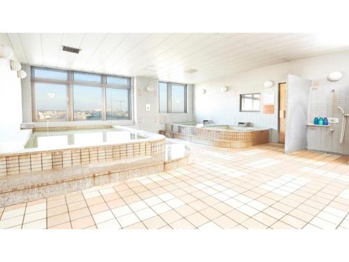 千葉市にあるFamy Inn Makuhari - Vacation STAY 16035vの広いバスルーム(バスタブ、シンク2台付)