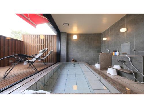 uma piscina no meio de uma casa de banho em HOTEL COONEL INN - Vacation STAY 33523v em Susono