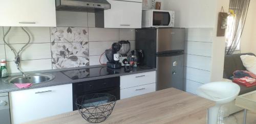 eine kleine Küche mit Spüle und Kühlschrank in der Unterkunft Apartman Zvončica in Vrsi
