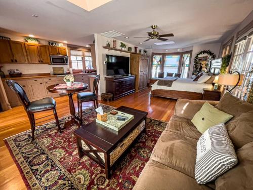 a living room with a couch and a table at California Cottage in Jacksonville