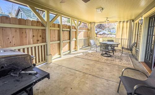 a large screened in porch with a table and chairs at California Cottage in Jacksonville