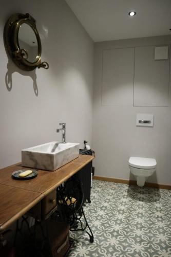 a bathroom with a sink and a toilet at La Cense du Noir Jambon in Silly