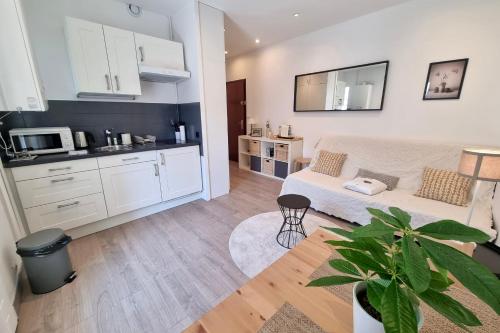 un salon avec un lit et une cuisine dans l'établissement Le cosy de l'Ile Verte  #DD, à Grenoble