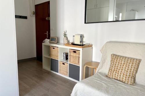une chambre avec un lit et une commode avec un miroir dans l'établissement Le cosy de l'Ile Verte  #DD, à Grenoble