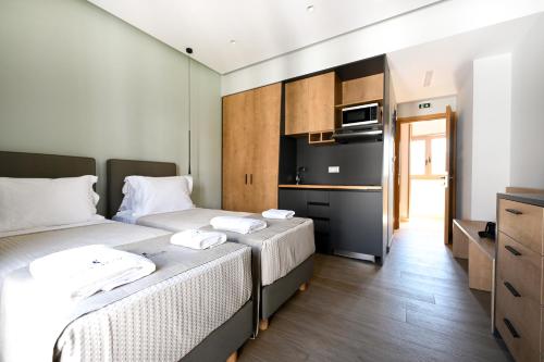 Un pat sau paturi într-o cameră la Eumorphia Studios & Apartments