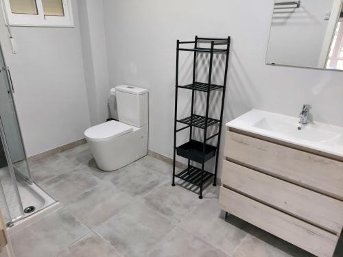 ein Badezimmer mit Toilette und Waschbecken in der Unterkunft Apartamento Vistas Pedrido in Paderne