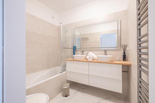 RARE! Exquisite 2-bd Apartment Facing the Sea