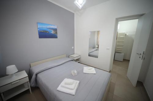 um quarto com uma cama com duas toalhas em B&B VANNEFORA em San Nicola Arcella