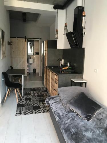 um quarto com uma cama, uma secretária e uma cozinha em Old Town Apartments Czopowa B em Gdansk