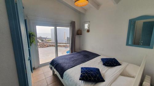 una camera con letto e vista sull'oceano di Binibeca Vell Luxury Villa, sea direct access, private pool a Binibeca