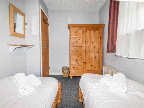 A bed or beds in a room at Stable Cottage