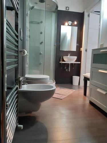 a bathroom with two toilets and a sink at Il Rifugio di Farinella in Putignano