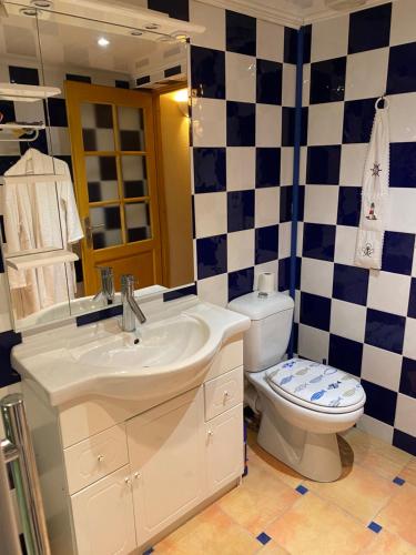 une salle de bain avec un lavabo et des toilettes dans l'établissement Chambre d'hôtes La Belgerie, à Saint-Michel-en-lʼHerm