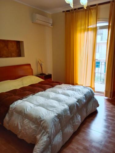 - un grand lit dans une chambre avec fenêtre dans l'établissement Il faro di Ganzirri, à Messina