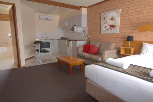 Postel nebo postele na pokoji v ubytování Blue Whale Motor Inn & Apartments