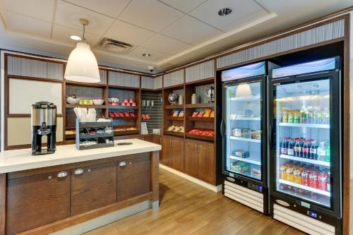 a coffee shop with a counter and a refrigerator at Holiday Inn Franklin - Cool Springs by IHG in Franklin