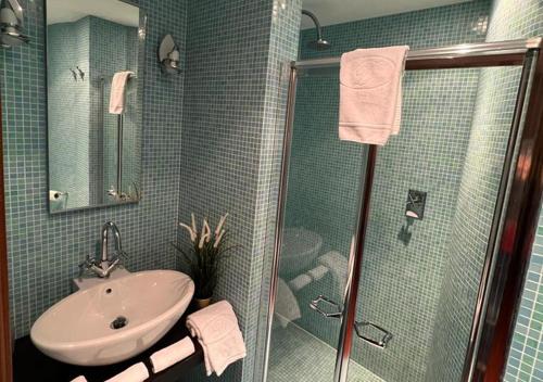 y baño con lavabo y ducha. en Platinum Suite, en Morcote