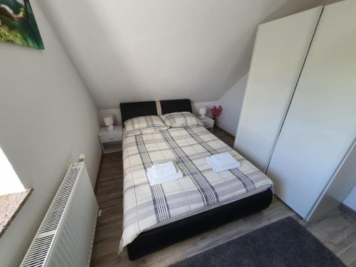 Postel nebo postele na pokoji v ubytování Apartments Sertic 4 stars