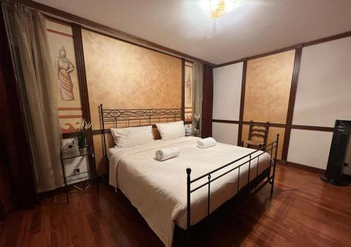 una camera da letto con un grande letto con lenzuola bianche di Platinum Suite a Morcote