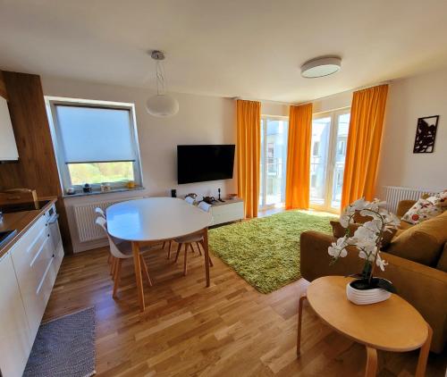 Televízia a/alebo spoločenská miestnosť v ubytovaní Apartament Comfort Del Mar IV Kolobrzeg