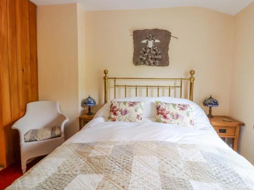 Postel nebo postele na pokoji v ubytování Fountains Cottage