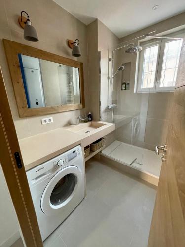 une salle de bain avec une machine à laver et un lavabo dans l'établissement San Estello, à Sanary-sur-Mer