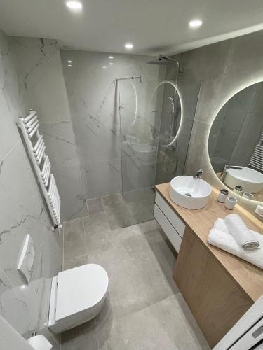 une salle de bain avec toilettes, lavabo et douche dans l'établissement Cannes - Magnifique studio moderne, à Cannes